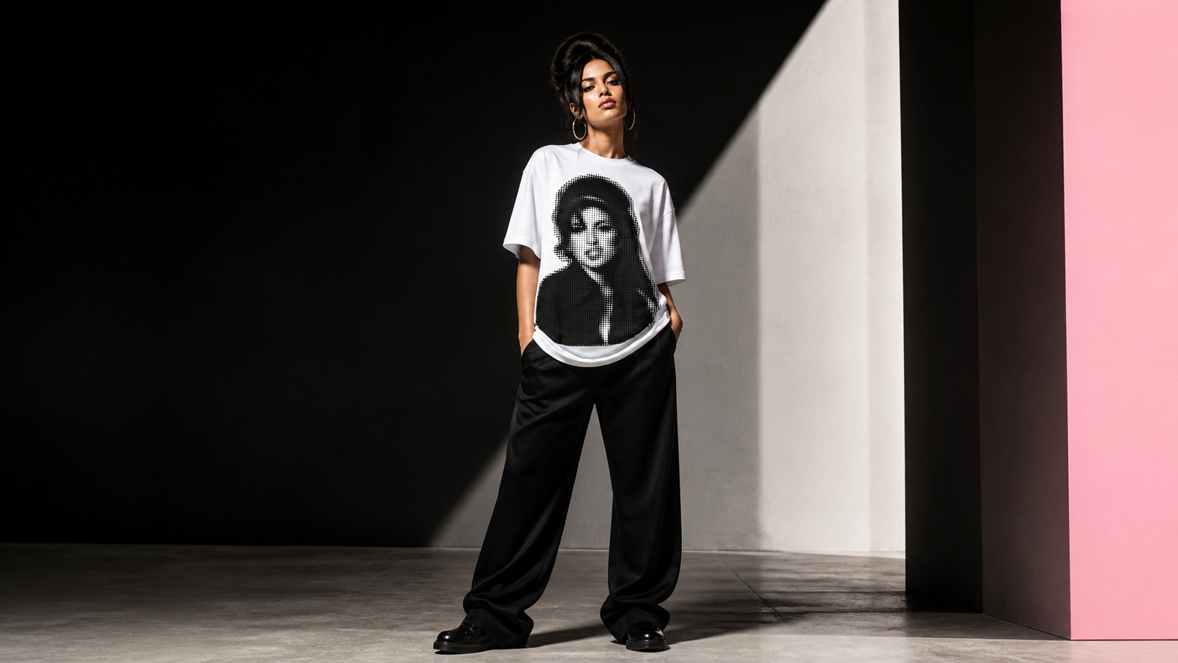 Amy Winehouse noktasal baskılı tişört giyen tam boy model