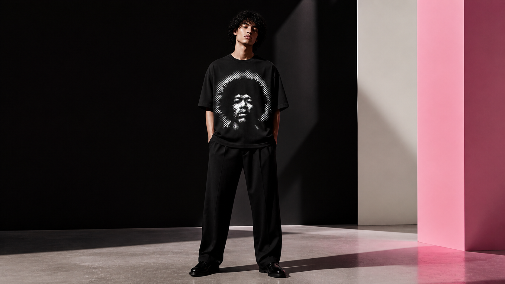 Jimi Hendrix noktasal baskılı tişört giyen tam boy model